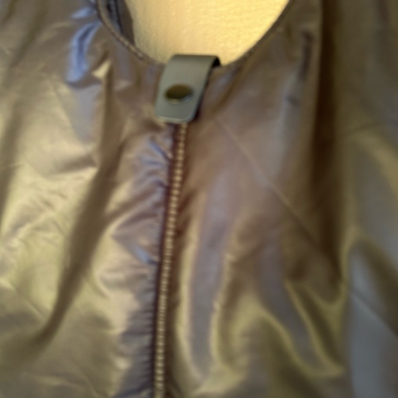 Champion puffer Tote  black with Purplr lining, Zip and snap closure - Picture 3 of 7